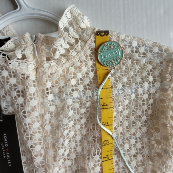 ROMEO AND JULIET COUTURE  MOCK TURTLE NECK CAP SLEEVE IVORY DRESS - Picture 10 of 16